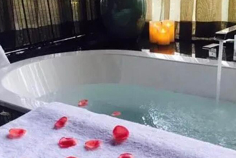 青岛市南水疗池中的失重冥想：当身体学会漂浮